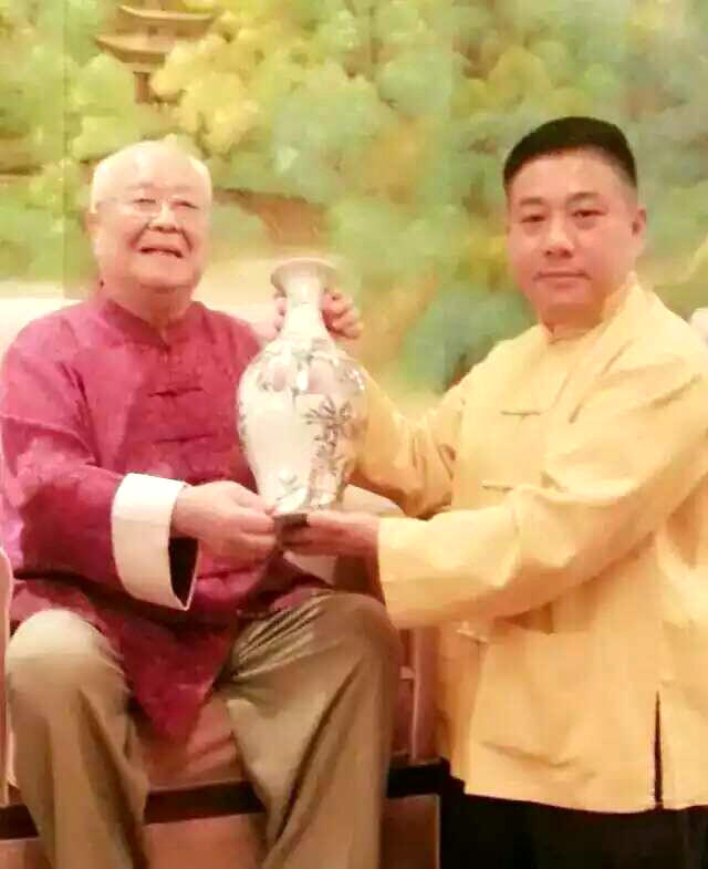 Fu Qingquan,Enkel von Fu Zhongwen, gratuliert Yang Zhenduo zu 80sten Geburtstag